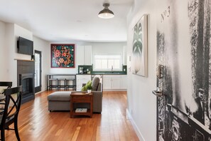 Suite, 1 kingsize-seng med sovesofa | Oppholdsområde | Peis