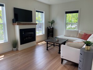 Suite, 2 soverom, kjøkken | Oppholdsområde | Peis