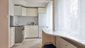 Frigorífic, forn i placa de cuina