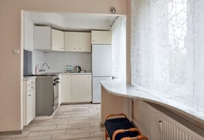 Fridge, oven, stovetop