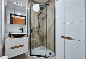 Dusche, Haartrockner, Handtücher