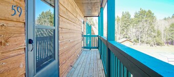 1Br: Studio Loft Ridgewood 59 Wood Fireplace, Washer and Dryer Full Kitchen