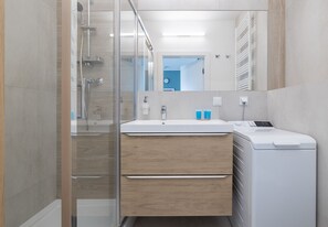 Douche, sèche-cheveux, serviettes fournies
