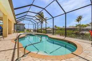 A heated pool - Gulf Access, Kayaks, Heated Pool - Villa Happy Hour - Roelens Vacations (Cape Coral)