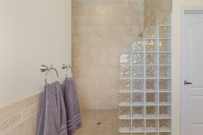 Shower, hair dryer, towels - Gulf Access, Kayaks, Heated Pool - Villa Happy Hour - Roelens Vacations (Cape Coral)
