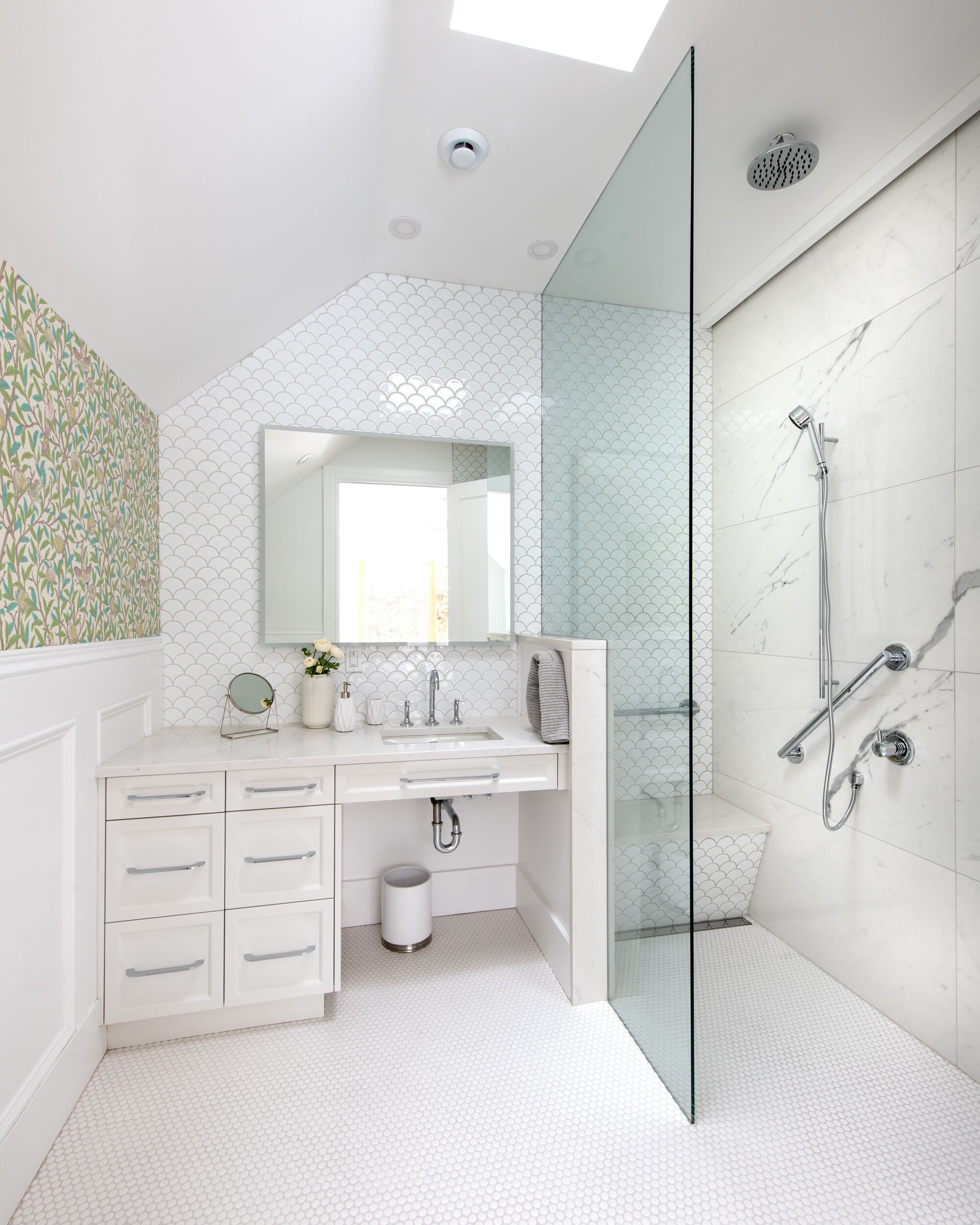 Douche, sèche-cheveux, serviettes fournies, savon