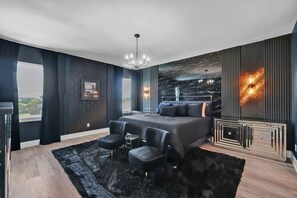 13 bedrooms, free WiFi, bed sheets - Regal Royale at Reunion | Sleeps 30 | Pool, Theater & Game Room (Kissimmee)