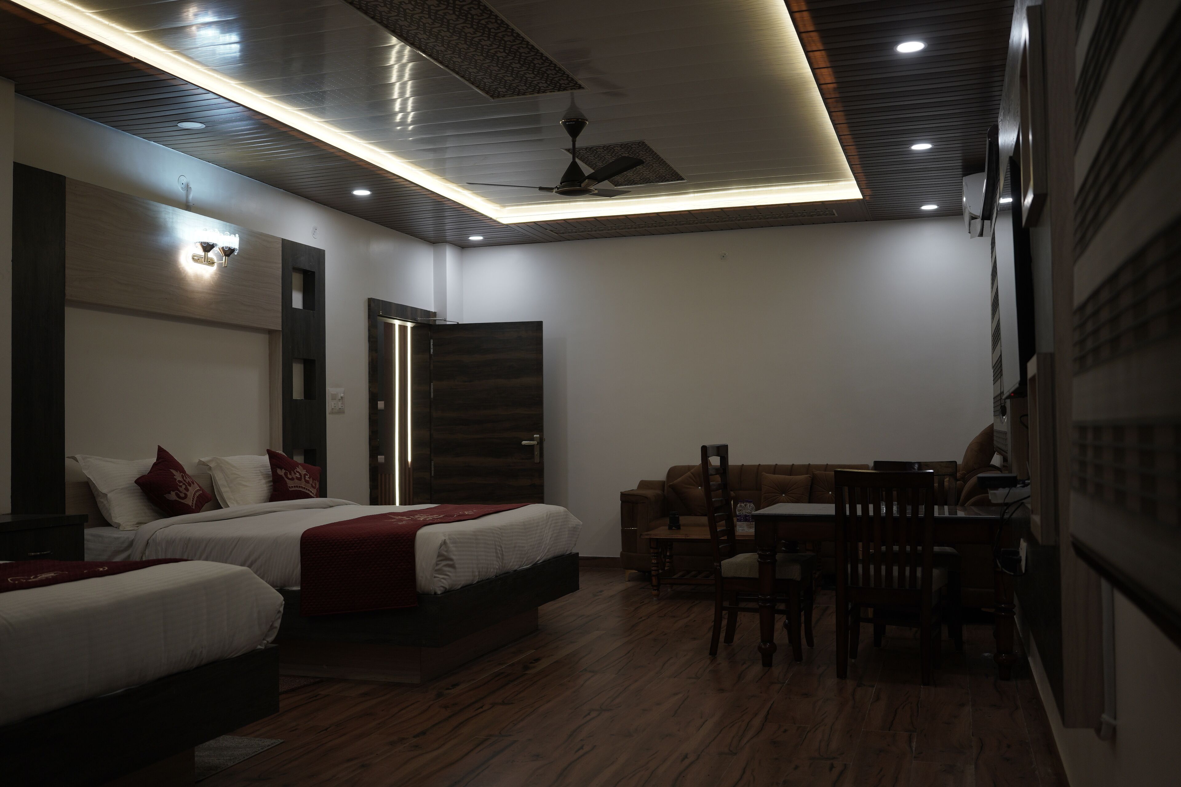 Presidential Room | Egyptian cotton sheets, premium bedding, pillowtop beds, minibar