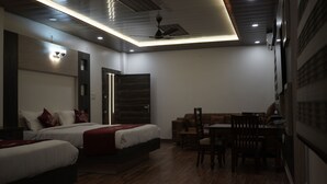 Une chambre d’hôtel moderne dotée d’un grand lit, d’un bureau et d’un coin repas.