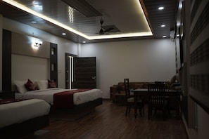 Presidential Room | Egyptian cotton sheets, premium bedding, pillowtop beds, minibar - Raj Vilas Hotel & Resort Maharajganj (Maharajganj)