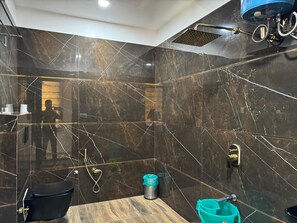 Signature Room | Bathroom | Shower, free toiletries, hair dryer, towels - Raj Vilas Hotel & Resort Maharajganj (Maharajganj)