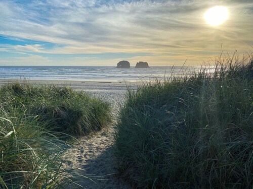 Twin Tides, ~ Steps to Beach! Pool Table & Grill. 3bdr Sleeps 8 + 3 Kids