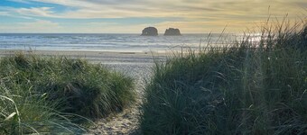 Twin Tides, ~ Steps to Beach! Pool Table & Grill. 3bdr Sleeps 8 + 3 Kids