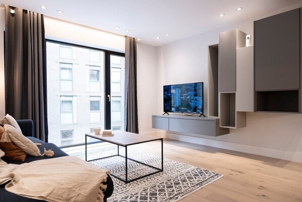 Smart TV, computer monitors - Bright 1BR - Up to 4 - Zone 1 - Station nearby (Greater London)