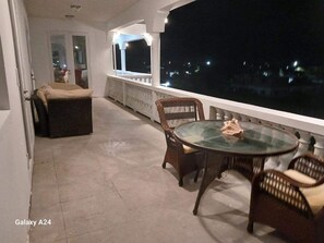 Outdoor dining - Condo with sea view (unit 2) (Wheeland Settlement)