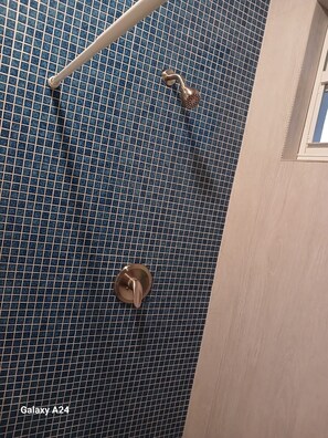 Chuveiro, secador de cabelo, toalhas de banho, papel higiênico