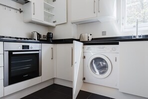 Kühlschrank, Mikrowelle, Ofen, Geschirrspüler