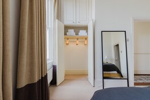 2 bedrooms, iron/ironing board, WiFi, bed sheets - Inviting Earls Court 2BR, near Shops, Dining & Tube, by Blueground (London)