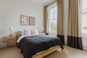 2 bedrooms, iron/ironing board, WiFi, bed sheets - Inviting Earls Court 2BR, near Shops, Dining & Tube, by Blueground (London)