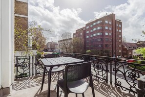 Outdoor dining - Inviting Earls Court 2BR, near Shops, Dining & Tube, by Blueground (London)