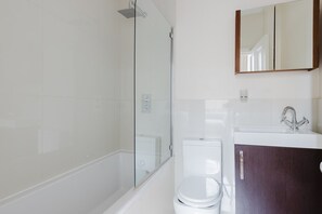 Hair dryer, towels - Inviting Earls Court 2BR, near Shops, Dining & Tube, by Blueground (London)