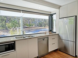 Een koelkast, een microgolfoven, een oven, een kookplaat