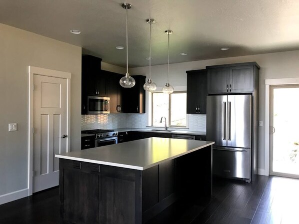 Refrigerador, microondas, horno y parrilla de estufa