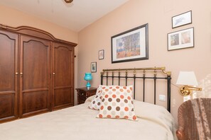 3 bedrooms, iron/ironing board, bed sheets