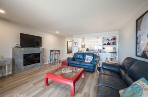 TV, peis, DVD-spiller og bøker