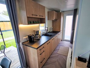 Kühlschrank, Mikrowelle, Toaster, Kochgeschirr/Geschirr/Besteck