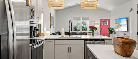 Frigorífico, microondas, horno y placa de cocina