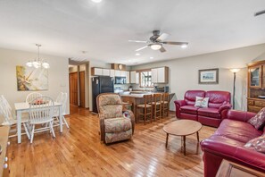 TV - "Weaver's Inn-Let" 2 Bedroom 1.5 Bath Home in the Woodlands (Oak Island)