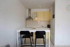Kühlschrank, Mikrowelle, Ofen, Wasserkocher mit Kaffee-/Teezubehör