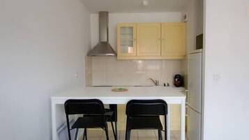 KĂŒhlschrank, Mikrowelle, Ofen, Wasserkocher mit Kaffee-/Teezubehör