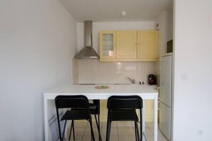 Kjøleskap, mikrobølgeovn, ovn og kaffetrakter/tekoker