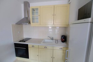 Jääkaappi, mikroaaltouuni, uuni, kahvin-/teenkeitin