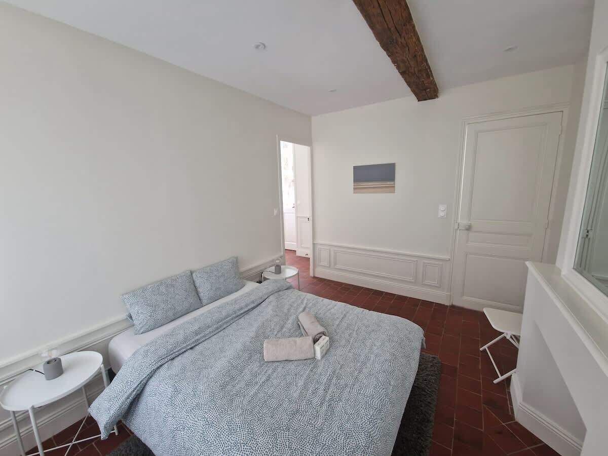 1 bedroom, travel cot, WiFi, bed sheets