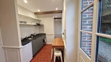 KĂžleskab, ovn, kaffe-/temaskine, kĂžkkentĂžj/tallerkener/redskaber