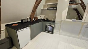 Fridge, oven, stovetop, coffee/tea maker