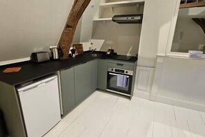 Refrigerador, horno, cafetera y tetera y utensilios de cocina 