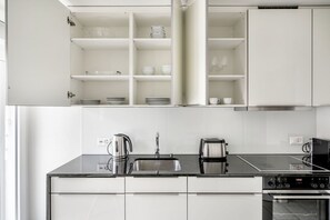 Réfrigérateur, micro-ondes, four, plaque de cuisson