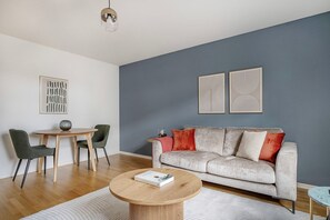 TV, stereo - Outstanding Wiedikon 1BR w/ Private W/D, near Shops, by Blueground (Zurich)