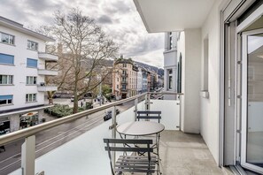 Outdoor dining - Outstanding Wiedikon 1BR w/ Private W/D, near Shops, by Blueground (Zurich)