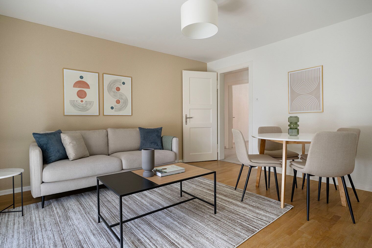 Un salon moderne avec un canapé, une table basse et un coin repas.