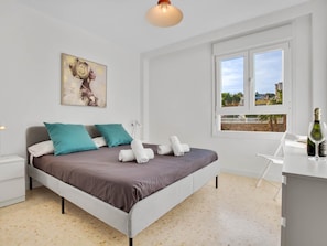 3 bedrooms, iron/ironing board, internet, bed sheets