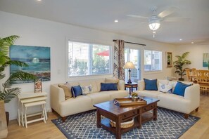 TV - Affordable Vacation Duplex Steps to the Sand! (Newport Beach)