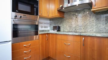 Een microgolfoven, een oven, een vaatwasser