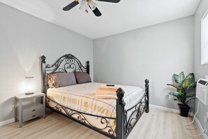 3 bedrooms, iron/ironing board, WiFi, bed sheets - Breezy and Relaxing (Chattanooga)