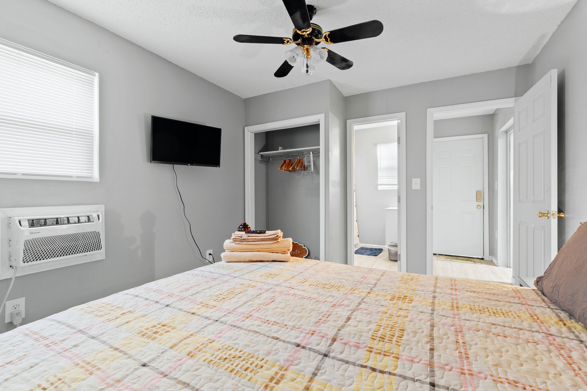 3 habitaciones, tabla de planchar con plancha, wifi y ropa de cama 