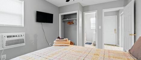 3 habitaciones, tabla de planchar con plancha, wifi y ropa de cama